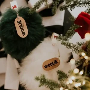 Wyjątkowa oferta Woolie Whillie – mini szarpak świąteczny dla psa – biały z kokardkami